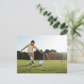 サッカー遊場でサッカーをする少女 ポストカード (スタンド正面)