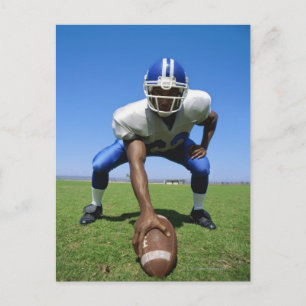 サッカー遊選手がサッカー場にいる ポストカード