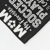 サッカー選お気に入りの手が私をママサッカーと呼ぶ フリースブランケット (角)