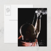 サッカー選手が水で冷やす ポストカード (正面/裏面)