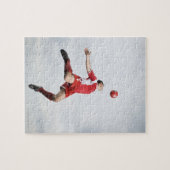 サッカー選手とサッカーのミッドエア球 ジグソーパズル (横)