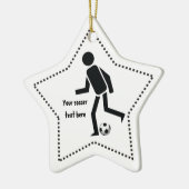 サッカー選手とボールカスタムギフト セラミックオーナメント (左)