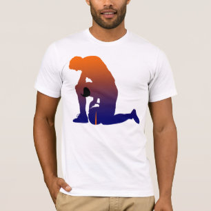 サッカー選手のシルエット(ブロンコサンセット) Tシャツ