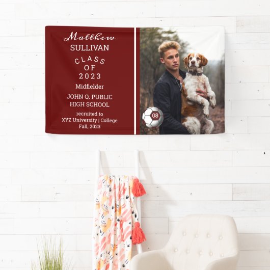 サッカー選手の写真，濃い赤の卒業旗 横断幕 (インサイチュ)