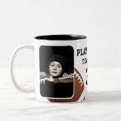 サッカー選手の名前番号チーム2の写真 ツートーンマグカップ (左)