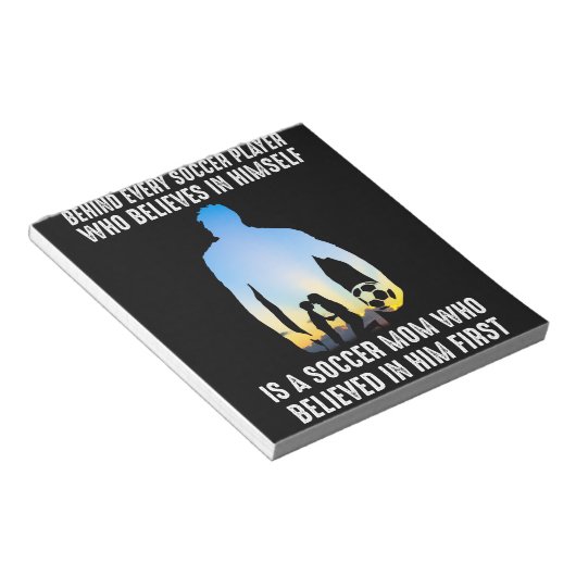 サッカー選手の背後にはサッカーの母親がいる ノートパッド (アングル)