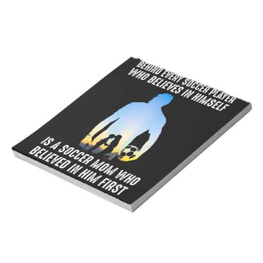 サッカー選手の背後にはサッカーの母親がいる ノートパッド (回転)