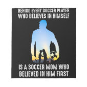 サッカー選手の背後にはサッカーの母親がいる ノートパッド (正面)