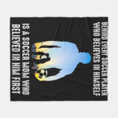 サッカー選手の背後にはサッカーの母親がいる フリースブランケット (正面(横))