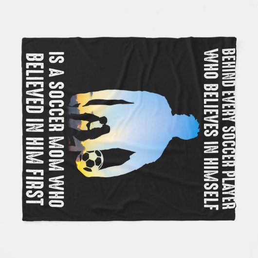 サッカー選手の背後にはサッカーの母親がいる フリースブランケット (正面(横))