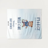 サッカー選手の赤ちゃんシャワーを心待ちにしている男の子だ タペストリー (正面(横))