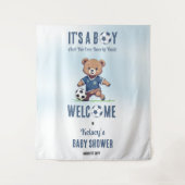 サッカー選手の赤ちゃんシャワーを心待ちにしている男の子だ タペストリー (正面)