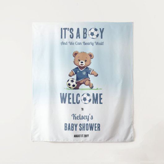 サッカー選手の赤ちゃんシャワーを心待ちにしている男の子だ タペストリー (正面)