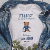サッカー選手の赤ちゃんシャワーを心待ちにしている男の子だ トライブレンドＴシャツ