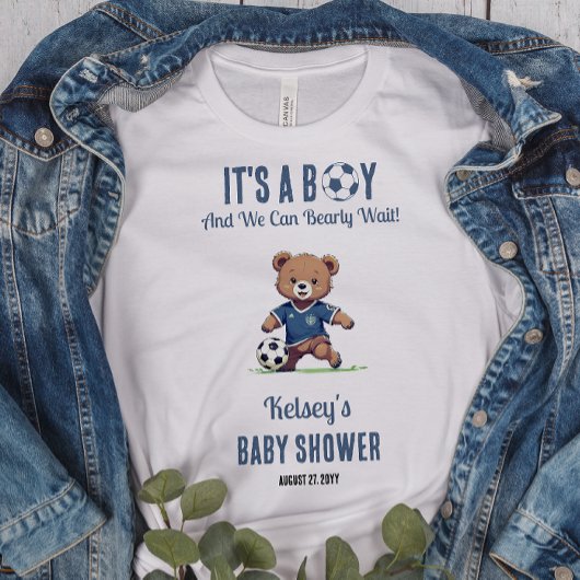 サッカー選手の赤ちゃんシャワーを心待ちにしている男の子だ トライブレンドＴシャツ