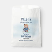 サッカー選手の赤ちゃんシャワーを心待ちにしている男の子だ フェイバーバッグ (正面)