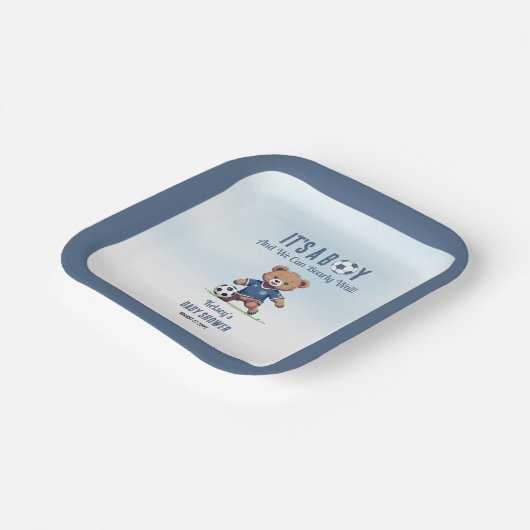 サッカー選手の赤ちゃんシャワーを心待ちにしている男の子だ ペーパープレート (傾斜あり)