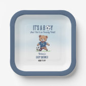 サッカー選手の赤ちゃんシャワーを心待ちにしている男の子だ ペーパープレート (正面)