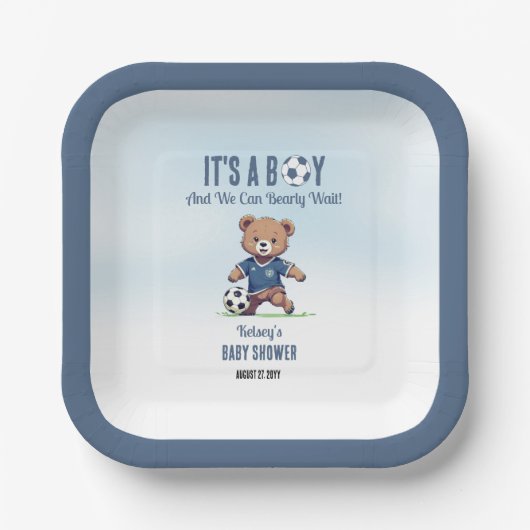 サッカー選手の赤ちゃんシャワーを心待ちにしている男の子だ ペーパープレート (正面)