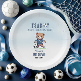 サッカー選手の赤ちゃんシャワーを心待ちにしている男の子だ ペーパープレート
