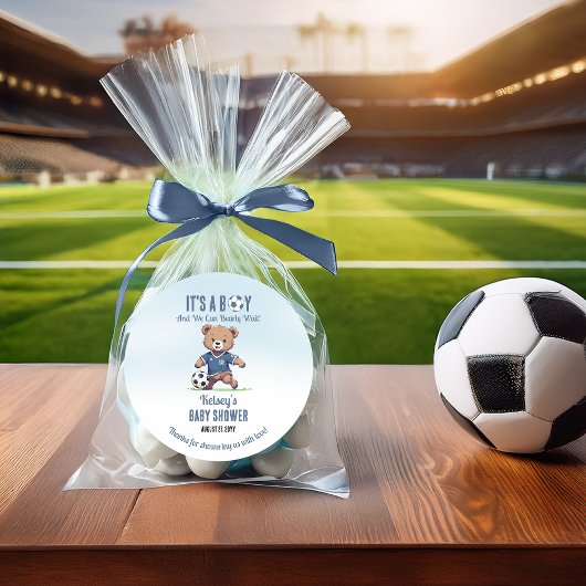 サッカー選手の赤ちゃんシャワーを心待ちにしている男の子だ ラウンドシール