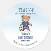サッカー選手の赤ちゃんシャワーを心待ちにしている男の子だ ラウンドシール (正面)