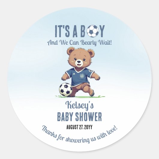 サッカー選手の赤ちゃんシャワーを心待ちにしている男の子だ ラウンドシール (正面)