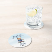 サッカー選手の赤ちゃんシャワーを心待ちにしている男の子だ ラウンドペーパーコースター (インサイチュ)