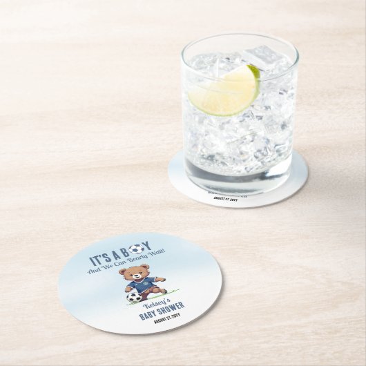 サッカー選手の赤ちゃんシャワーを心待ちにしている男の子だ ラウンドペーパーコースター (インサイチュ)