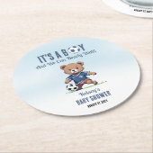 サッカー選手の赤ちゃんシャワーを心待ちにしている男の子だ ラウンドペーパーコースター (アングル)