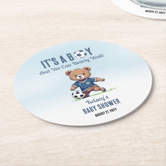 サッカー選手の赤ちゃんシャワーを心待ちにしている男の子だ ラウンドペーパーコースター (アングル)
