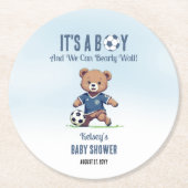 サッカー選手の赤ちゃんシャワーを心待ちにしている男の子だ ラウンドペーパーコースター (正面)