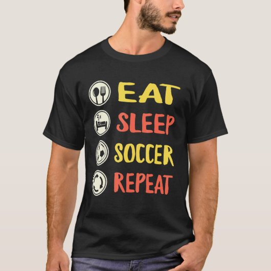 サッカー選手の食べ眠るサッカー中継サッカー Tシャツ (正面)