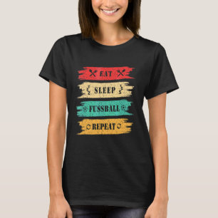 サッカー食べのリピーターが眠る Tシャツ