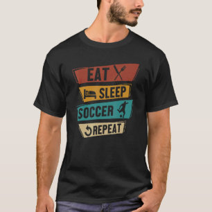 サッカー食べリピーターのスリープサッカープレーヤースポーツ Tシャツ