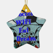 サッカー食べWIFIドリーム – おもしろいスポーツアートプリント セラミックオーナメント (左)