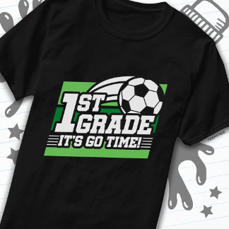 サッカー1年生サッカーの初日新学期 Tシャツ