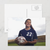 サッカー10代のボールを持つ女子サッカー選手 ポストカード (正面/裏面)