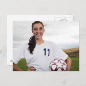 サッカー10代のボール付き笑顔の女子サッカー選手 ポストカード (正面/裏面)