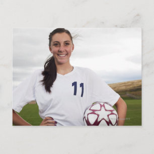 サッカー10代のボール付き笑顔の女子サッカー選手 ポストカード