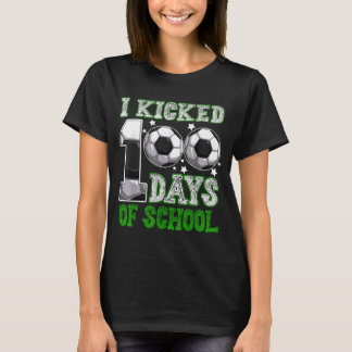 サッカー ドリブル おもしろい男子 100日目の学校 Tシャツ
