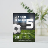 サッカー フットボール テーマの誕生日パーティー招待状です ポストカード (スタンド正面)