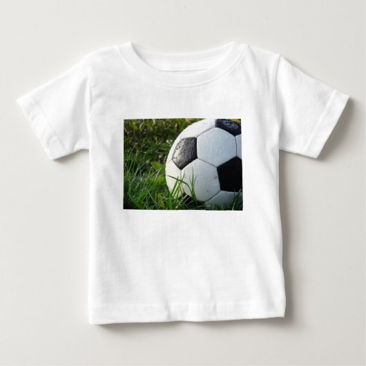 サッカー～足ボールinフィールド ベビーTシャツ (正面)