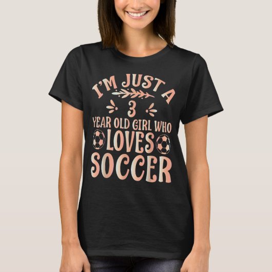 サッカーSoccが大好きな3歳の少女 Tシャツ (正面)
