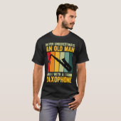 サックスを持つ老人を決して過小評価しない Tシャツ (正面フル)