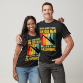 サックスを持つ老人を決して過小評価しない Tシャツ (ユニセックス)