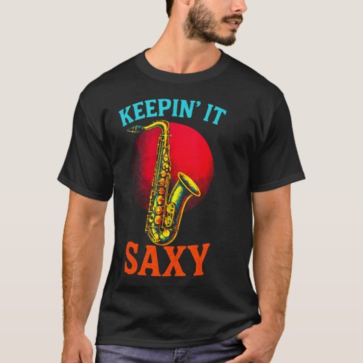 サックスを演奏するジャズミュージシャン - Keepin' It Saxy Tシャツ (正面)