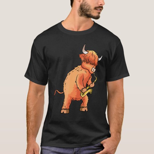 サックスを演奏するスコティッシュ・ハイランド・カウ Tシャツ (正面)
