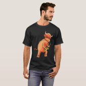 サックスを演奏するスコティッシュ・ハイランド・カウ Tシャツ (正面フル)