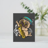 サックスを演奏する犬パグミュージシャン ポストカード (スタンド正面)